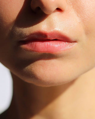 Jahodový balzam na pery, ktorý zvýrazní farbu pier a dodá Aune lesk - 3