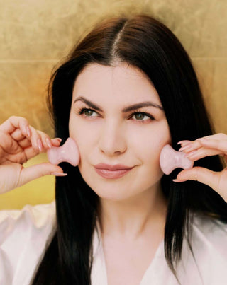 Masážny hríbik na tvár z prírodného ružového kremeňa Crystallove - 2