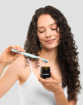 Bieliaci prášok na zuby Smilebite s kokosovým uhlím - 6