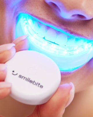 Sada na bielenie zubov s LED lampou a bieliacim gélom Light & Bright Smilebite