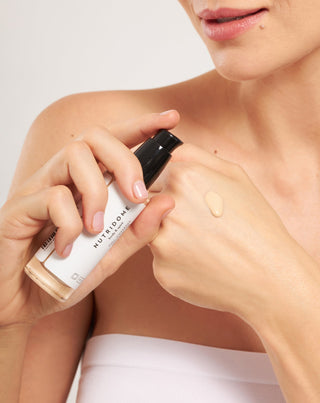 Ľahký krycí, zmatňujúci make-up na tvár 12h 01 Ivory Nutridome