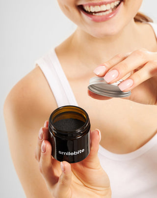 Bieliaci prášok na zuby Smilebite s kokosovým uhlím - 5