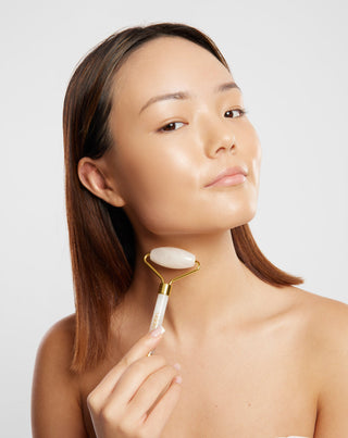 Masážny valček na tvár Uddo s bielym jadeitom, ktorý redukuje očné tiene a opuchy