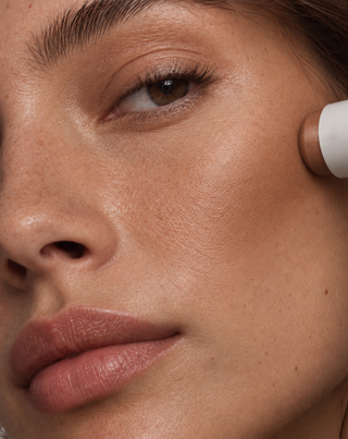 Bronzer v tyčinke na tvár, prirodzený efekt opálenia a precízne kontúrovanie Praline Nutridome