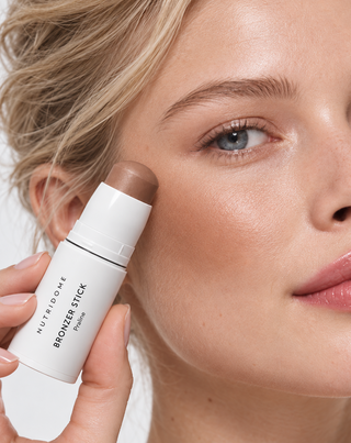Bronzer v tyčinke na tvár, prirodzený efekt opálenia a precízne kontúrovanie Praline Nutridome