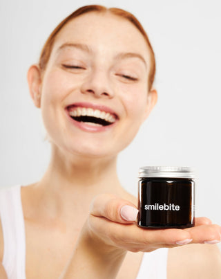 Bieliaci prášok na zuby Smilebite s kokosovým uhlím - 3